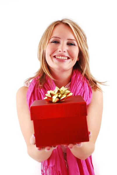 Femme heureuse avec un cadeau — Photo