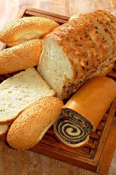 Surtido de pan horneado y otros productos de panadería — Foto de Stock