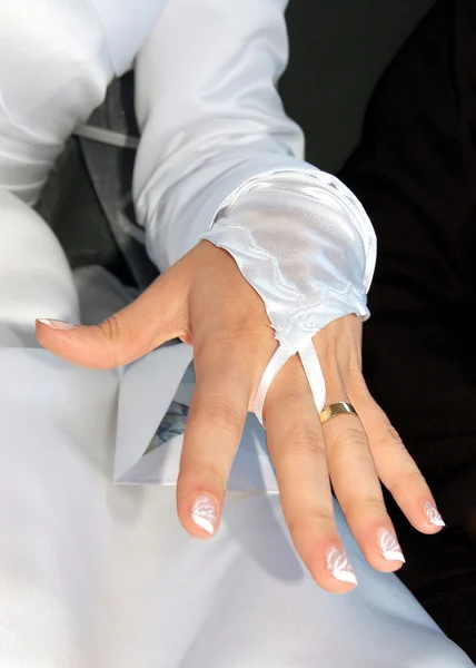 stock image Hand of the bride with wedding ring