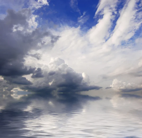 Mavi gökyüzü suyun üstünde — Stok fotoğraf