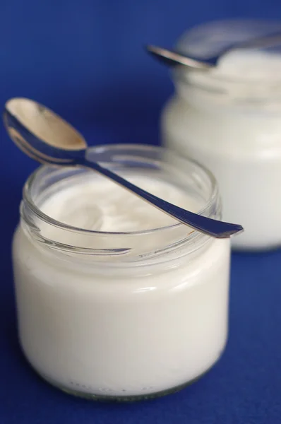 Twee glazen van yoghurt — Stockfoto