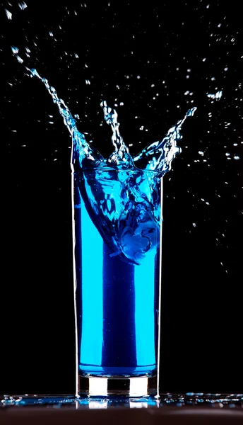 Брызги синего коктейля — стоковое фото