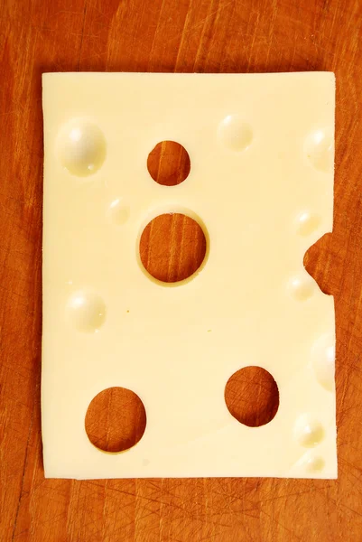 Нарезанный швейцарский сыр — стоковое фото