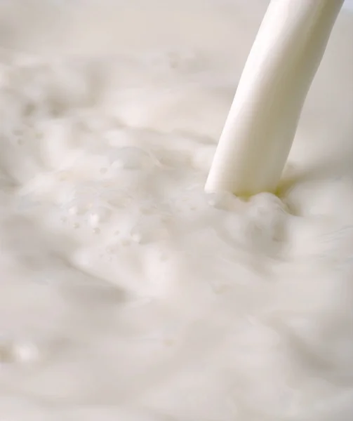 Gieten van melk — Stockfoto