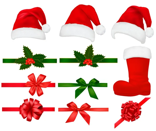 Kollektion roter Weihnachtsmützen mit Stechpalme und Bändern. Vektor. — Stockvektor