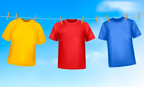 Conjunto de t-shirts coloridas penduradas num varal num dia ensolarado. Vector doente —  Vetores de Stock
