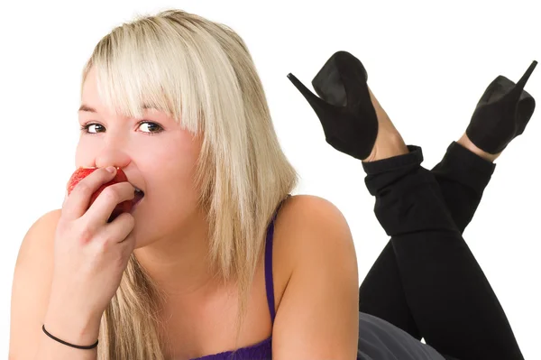 Chica joven comiendo una manzana —  Fotos de Stock