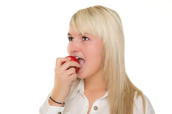 Mladá dívka jíst jablko — Stock fotografie