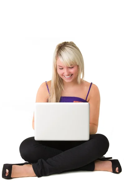 年轻的微笑女孩用的笔记本电脑 — 图库照片