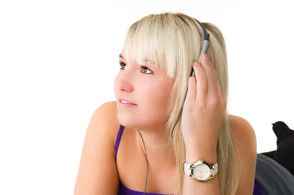 Ung vacker flicka lyssna på musik — Stockfoto