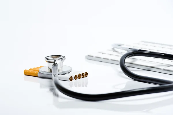 Examination of the dangers of smoking cigarettes — Stockfoto