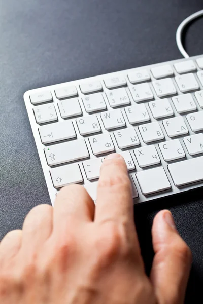 Человек печатает на клавиатуре Лицензионные Стоковые Фото