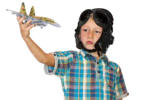 Junge spielen mit Düsenflugzeugmodell — Stockfoto