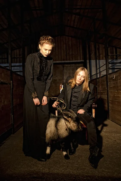 La ragazza gotica e l'uomo con una capra — Foto Stock