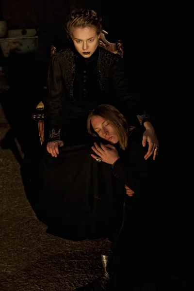 Gotik adam ve kız koltuk üzerinde — Stok fotoğraf