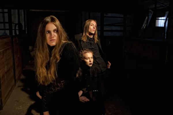 Gotik adam ve 2 kız — Stok fotoğraf