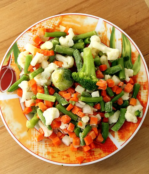Тарелка с замороженными овощами — стоковое фото