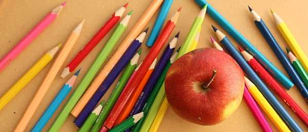 Crayons de couleur avec pomme — Photo
