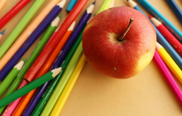 Matite di colore con mela — Foto Stock
