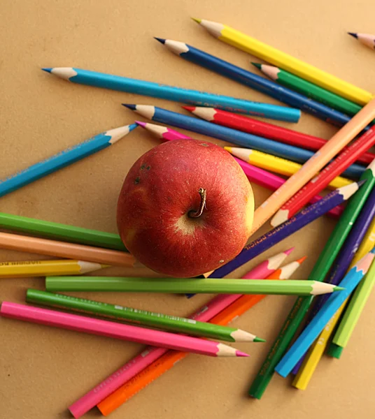 Crayons de couleur avec pomme — Photo