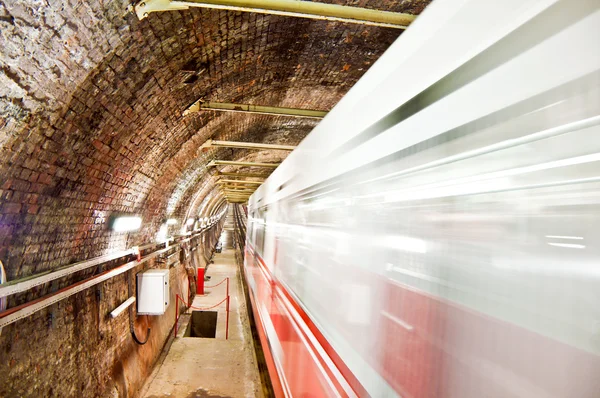 Vieux métro tunnel en mouvement — Photo