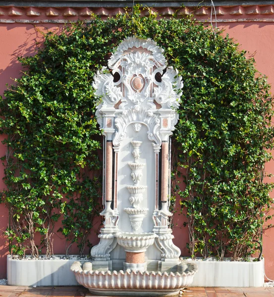 Klasyczna fontanna — Zdjęcie stockowe
