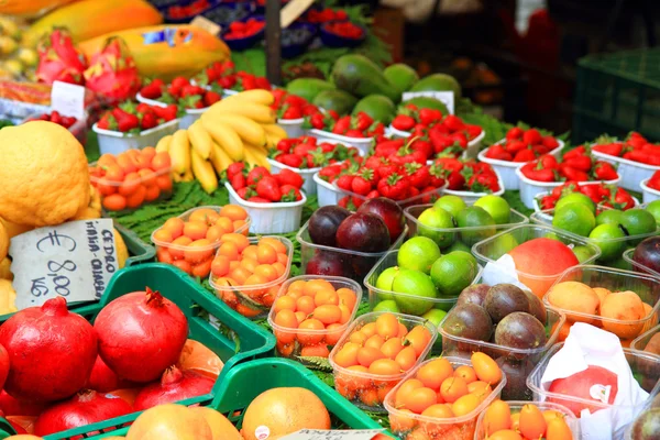 Owoce w otwartym rynku — Zdjęcie stockowe