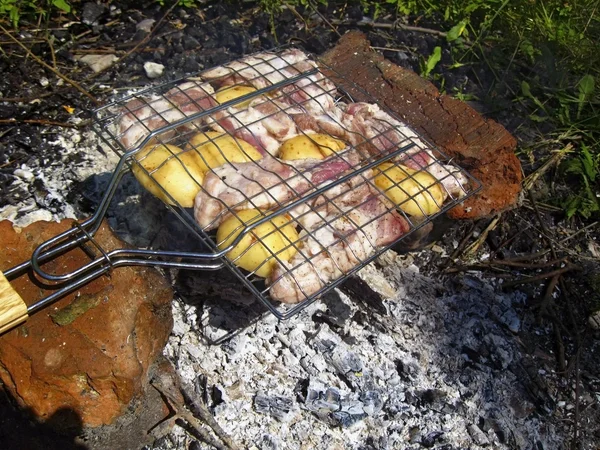 かがり火のてっぺんにバーベキュー — ストック写真