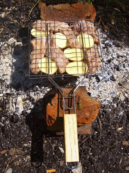Barbecue sur le feu de joie — Photo