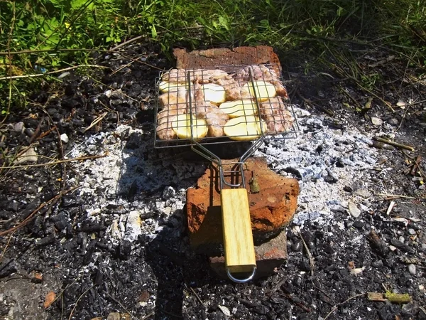 かがり火のてっぺんにバーベキュー — ストック写真