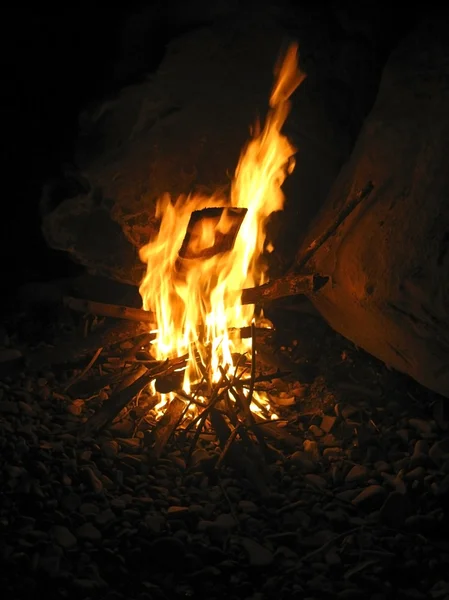 Falò e fuoco ardente nella notte — Foto Stock