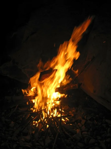 Máglya és égő tűz az éjszakában — Stock Fotó