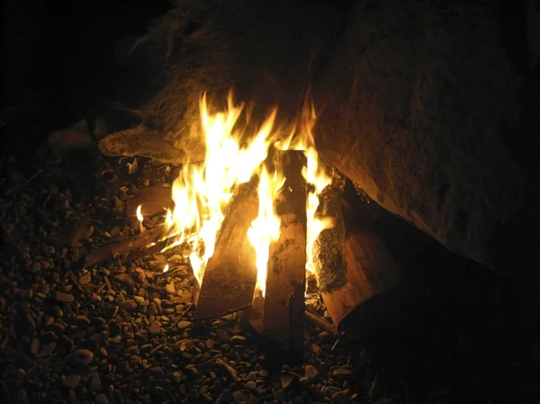 Hoguera y fuego ardiente en la noche —  Fotos de Stock