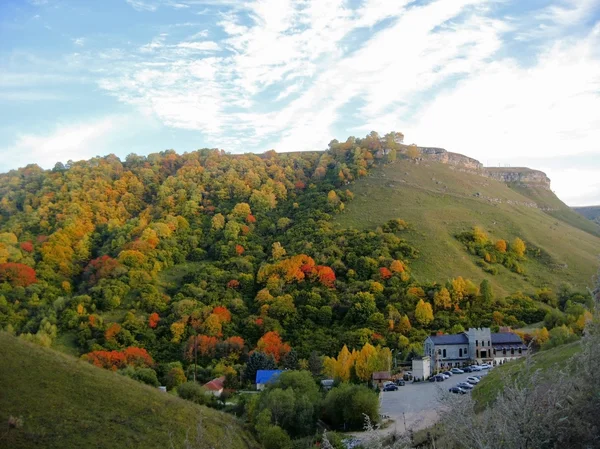 Outono dourado, céu azul e montanhas do Cáucaso — Fotografia de Stock