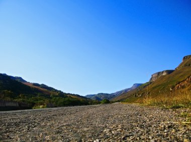 dağların arasındaki yol