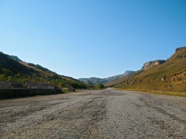 dağların arasındaki yol