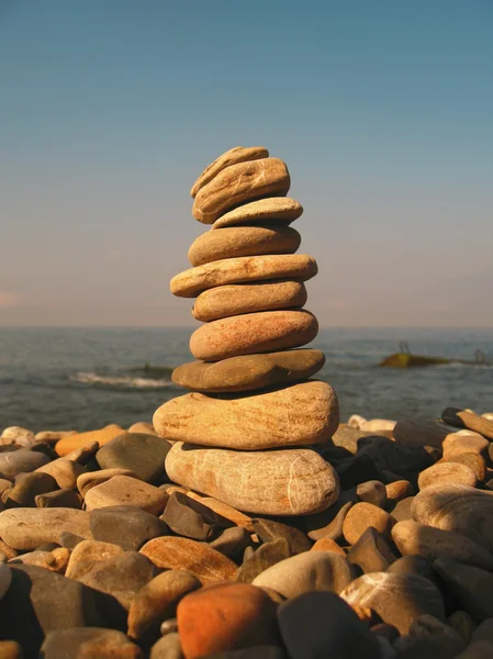 Камни на камнях на берегу моря — стоковое фото