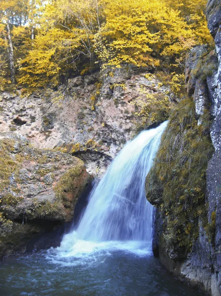 Cachoeiras de mel e outono. O Norte de Caucas. — Fotografia de Stock