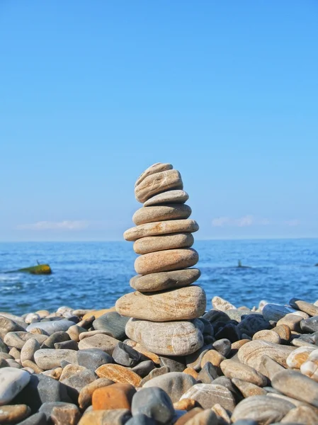 Pedras equilibradas na praia verão — Fotografia de Stock