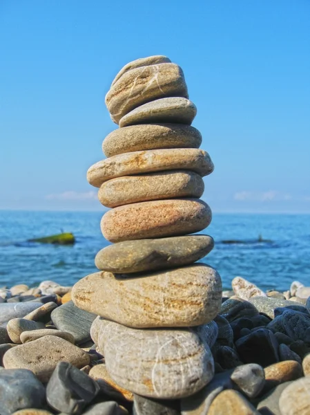 Балансированные камни на берегу моря летом — стоковое фото