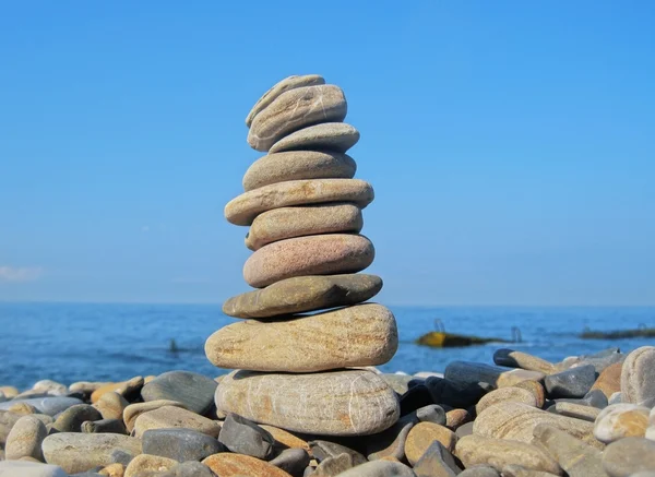 Балансированные камни на берегу моря летом — стоковое фото