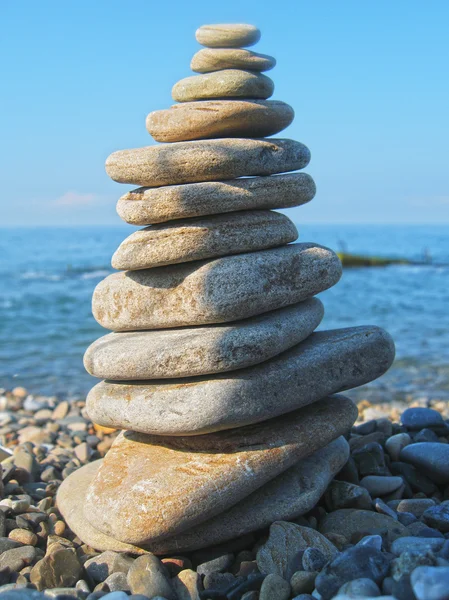 Ισορροπημένη πέτρες για το καλοκαίρι του αιγιαλού — Φωτογραφία Αρχείου