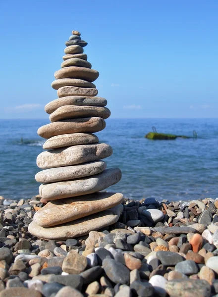 Збалансовані камені на узбережжі літнього часу — стокове фото