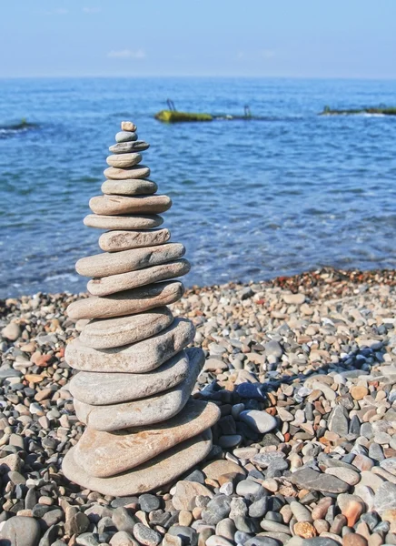 Збалансовані камені на узбережжі літнього часу — стокове фото