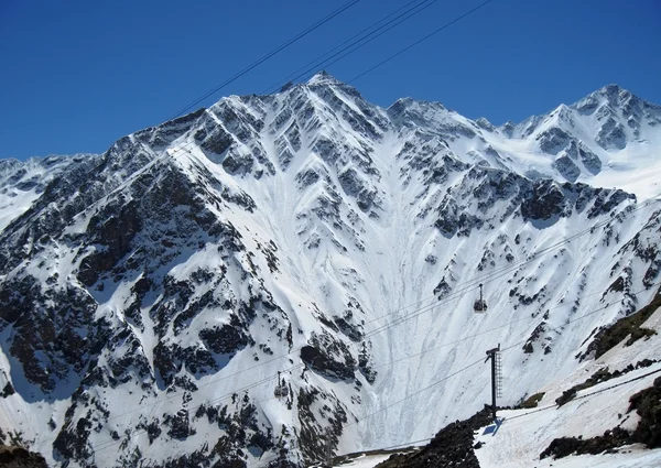 Montañas del Cáucaso bajo la nieve y cielo despejado —  Fotos de Stock