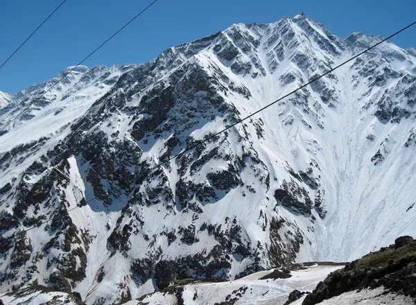 Kaukasusberge unter Schnee und klarem Himmel — Stockfoto