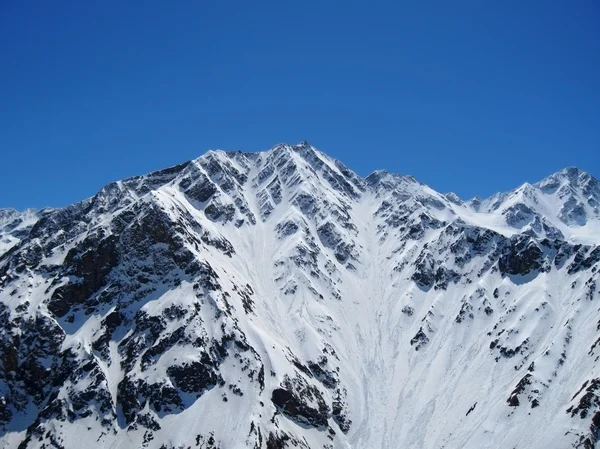 Cáucaso montanhas sob a neve e céu limpo — Fotografia de Stock