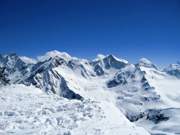 Montañas del Cáucaso bajo la nieve y cielo despejado —  Fotos de Stock