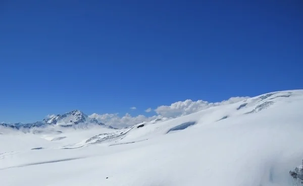 Καύκασο βουνά κάτω από το χιόνι και το clear sky — Φωτογραφία Αρχείου
