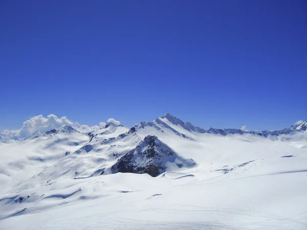 コーカサス山脈雪と澄んだ空の下 — ストック写真